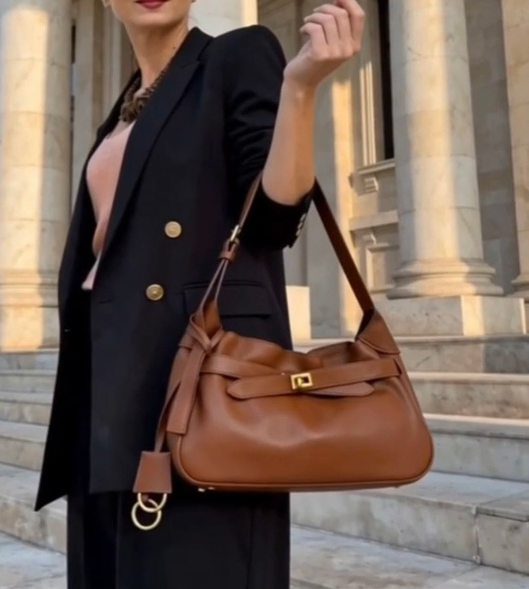 10 modalități de a purta o eșarfă cu geanta ta — look-uri complete în 2 minute